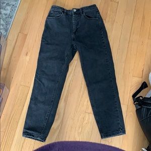 High waisted fitted black jeans straight cut.